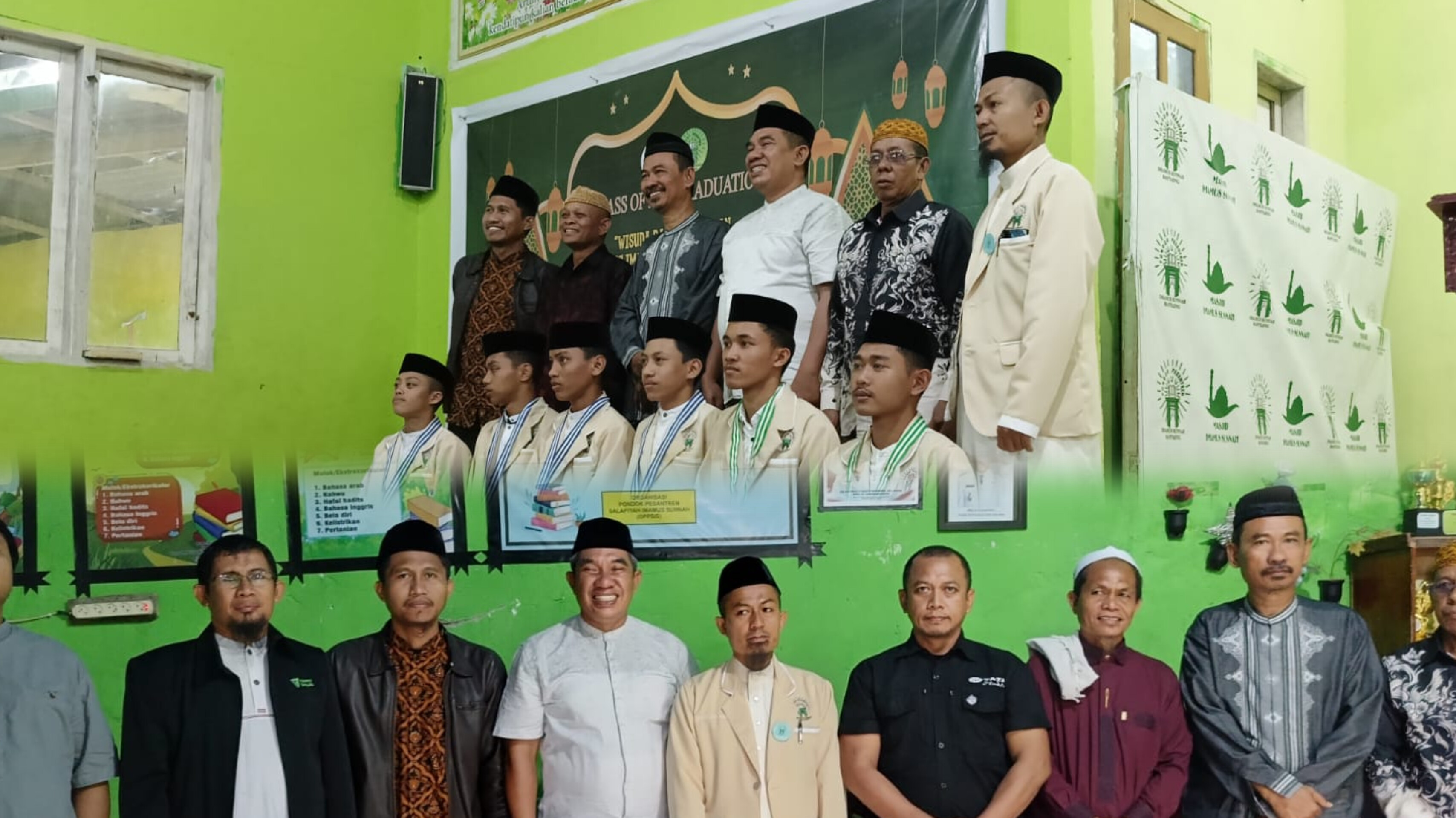 Asisten I Pemda Bantaeng dan Kasi PD Pontren Kemenag Bantaeng hadiri wisuda Ponpes Imamus Sunnah pada Jumat, 20 Juni 2025 (Foto: Tim Ponpes Imamus Sunnah)