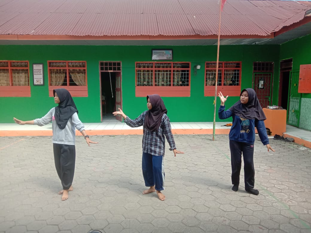 Ekskul Aliansi Seni'Ta MTs Ma'Arif Pinrang Terus Eksis Latihan Menari