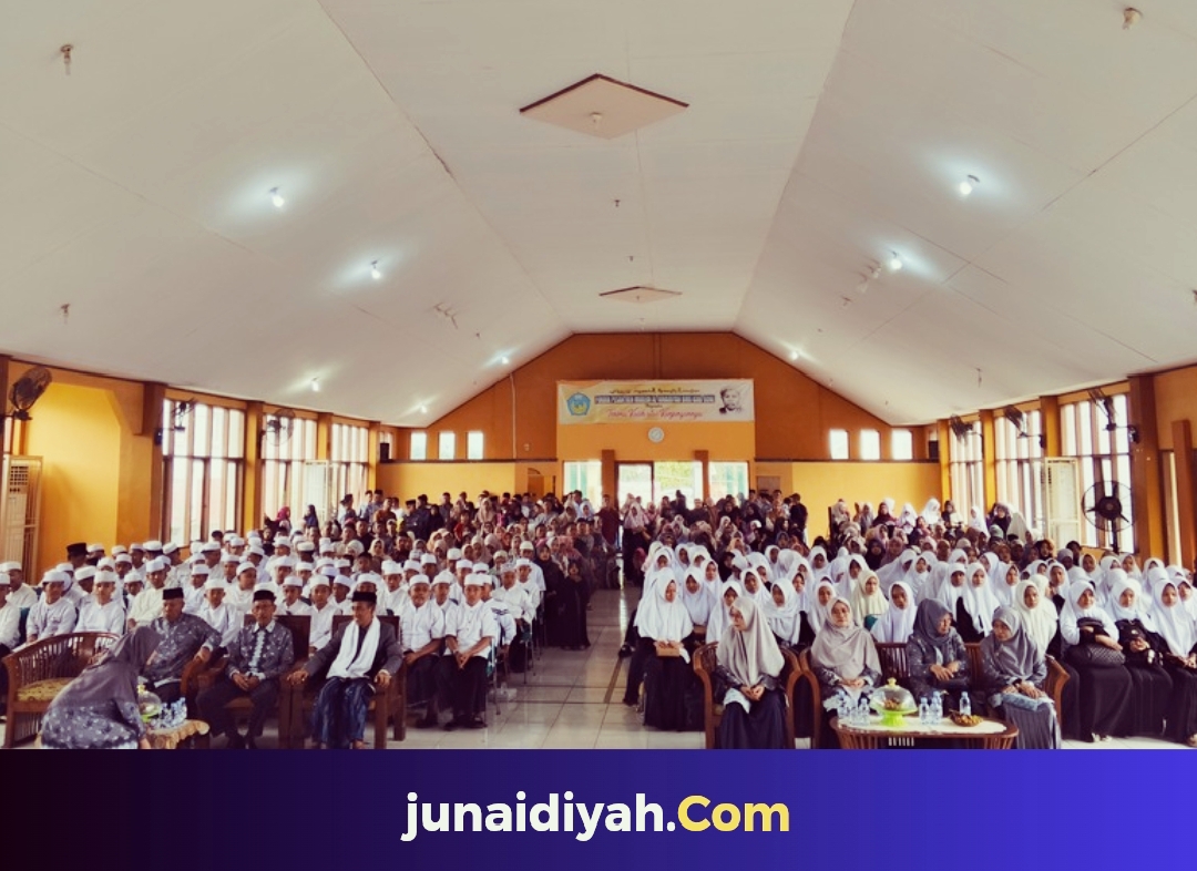 Ratusan santri baru Pondok Pesantren Modern Al-Junaidiyah Biru, Ahad, 13 Juli 2025, mulai masuk pondok. Penyambutan digelar di Aula Serbaguna Al-Junaidiyah Biru, dihadiri seluruh guru dan pembina.