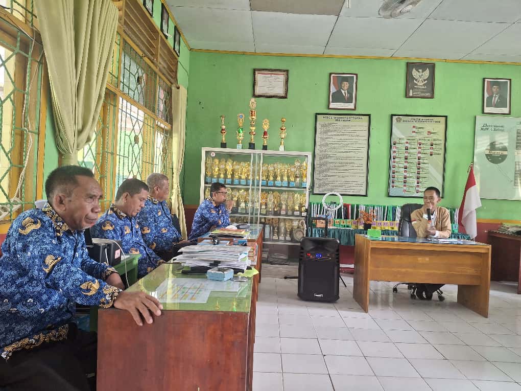 Kepala MIN 4 Bone memberikan arahan kepada seluruh ASN dalam rapat perdana pembinaan yang mengusung tema “Proyeksi MIN 4 Bone untuk Bisa Maju Bermutu”, berlangsung di ruang guru MIN 4 Bone.