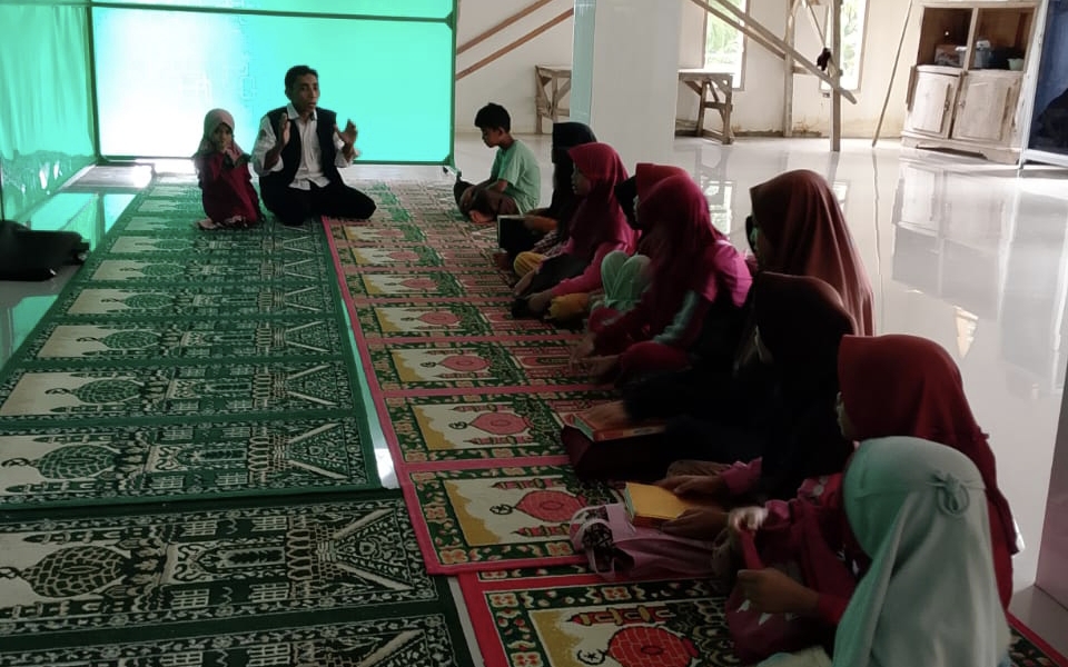 Penyuluh KUA Sinjai Borong Beri Bimbingan kepada Anak Sekolah di Masjid