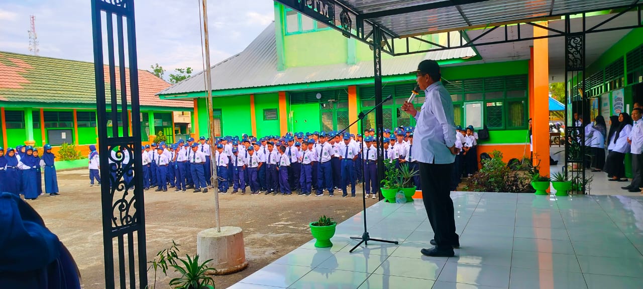 Momen upacara perdana MTsN 2 Bone seusai libur semester