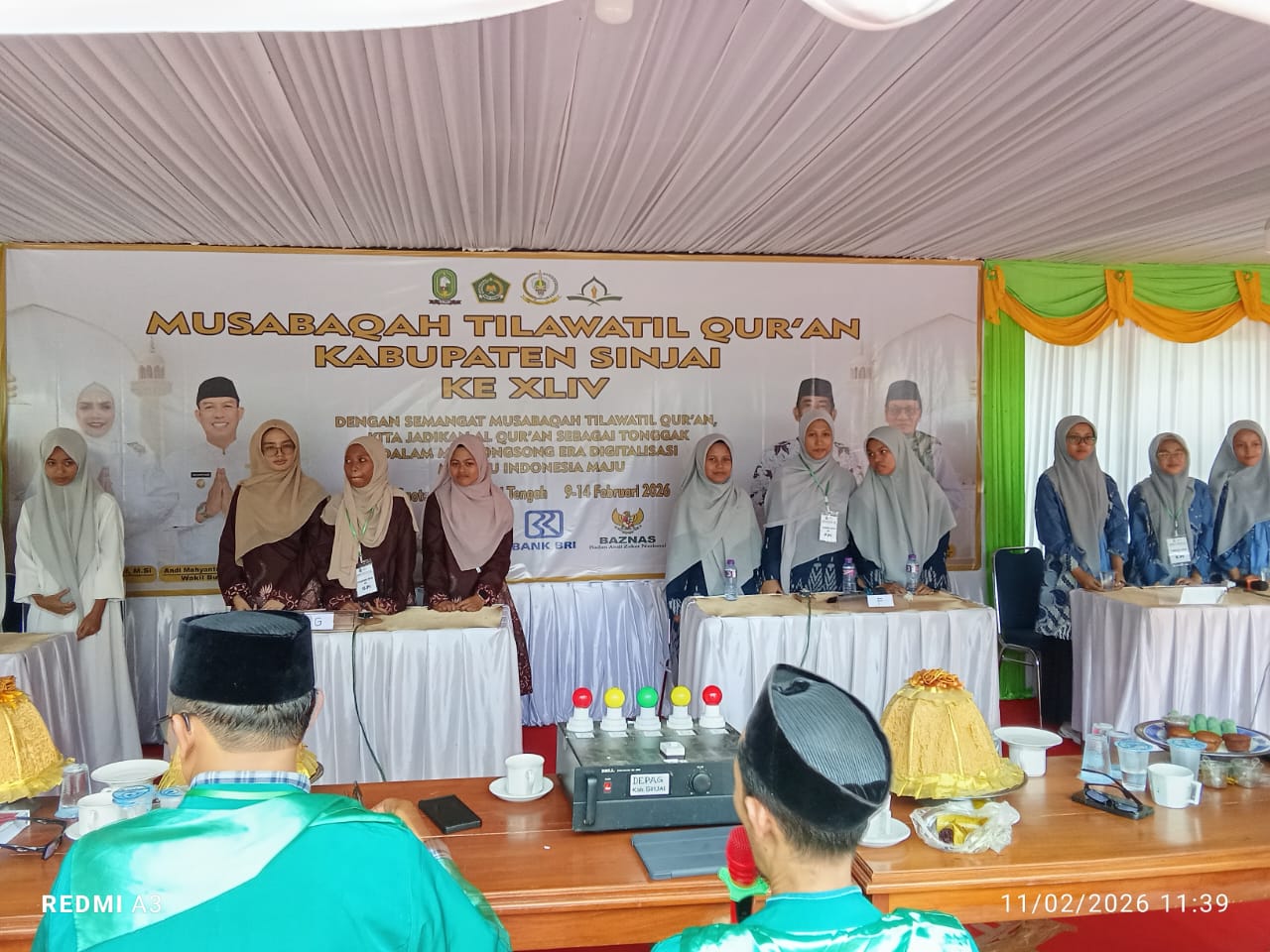 Tim MFQ Putri Sinjai Timur (tim kedua dari kanan) Masuk Final di MTQ Kabupaten ke-44