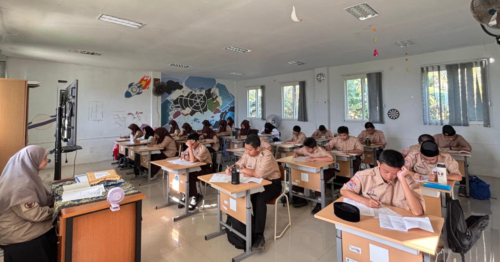Para siswa fokus menyimak soal