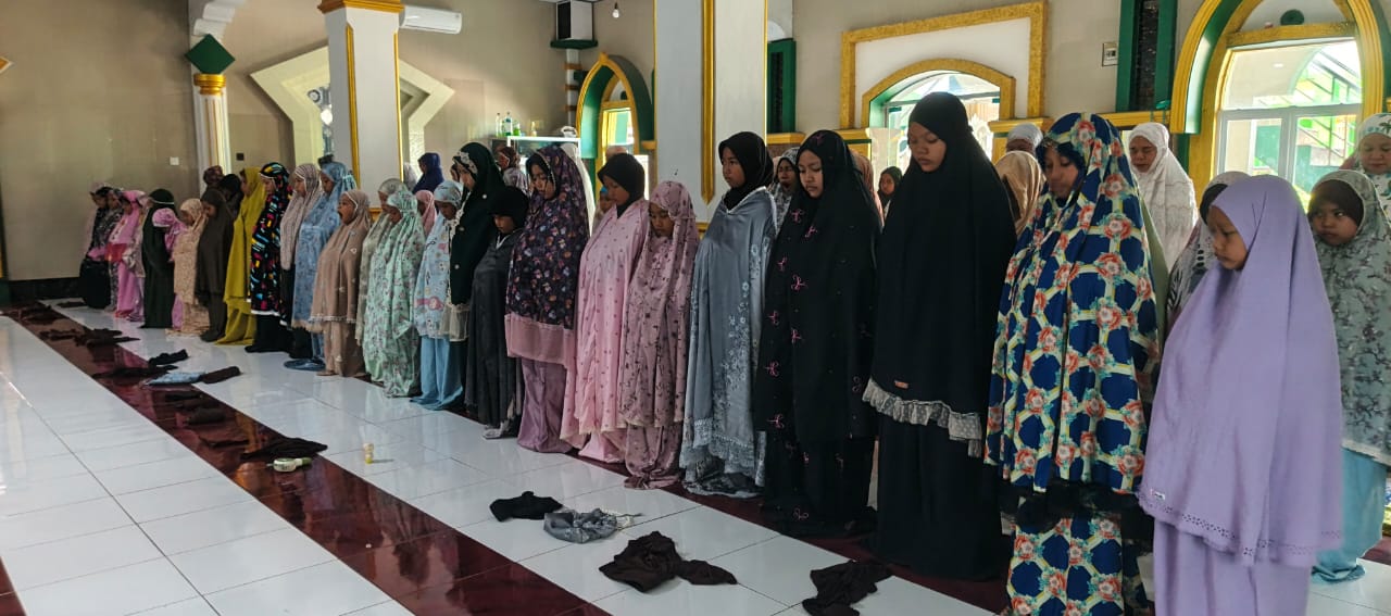 MI DDI Teppo Biasakan Siswa Shalat Dzuhur Berjamaah