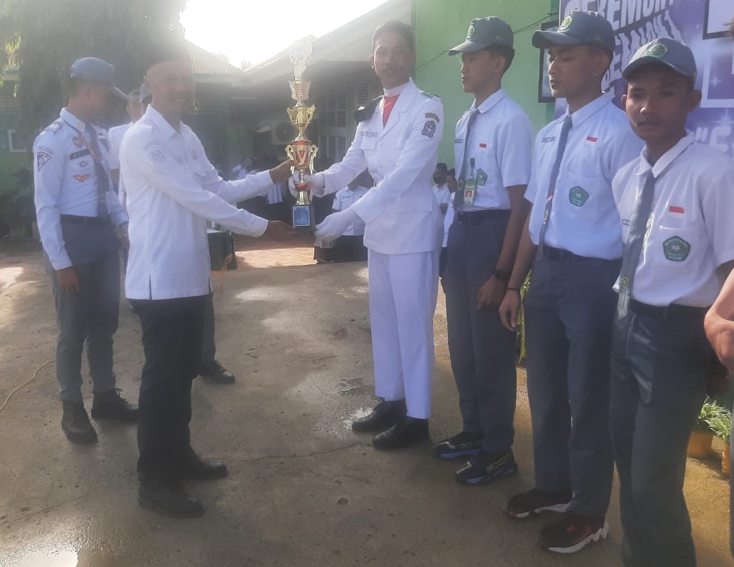 Kepala MAN 2 Bone Serahkan Piala Runner UP Voli