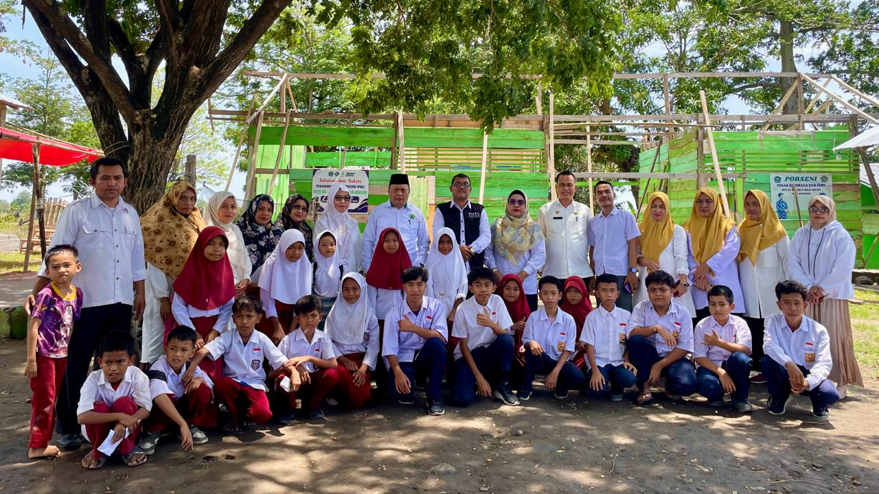 Usai Atap Roboh, Kakan Kemenag Bantaeng Kunjungi MI & MTs Al Khairat Bantaeng pada Selasa, 2 Desember 2025 (Foto: Humas Kemenag Bantaeng)