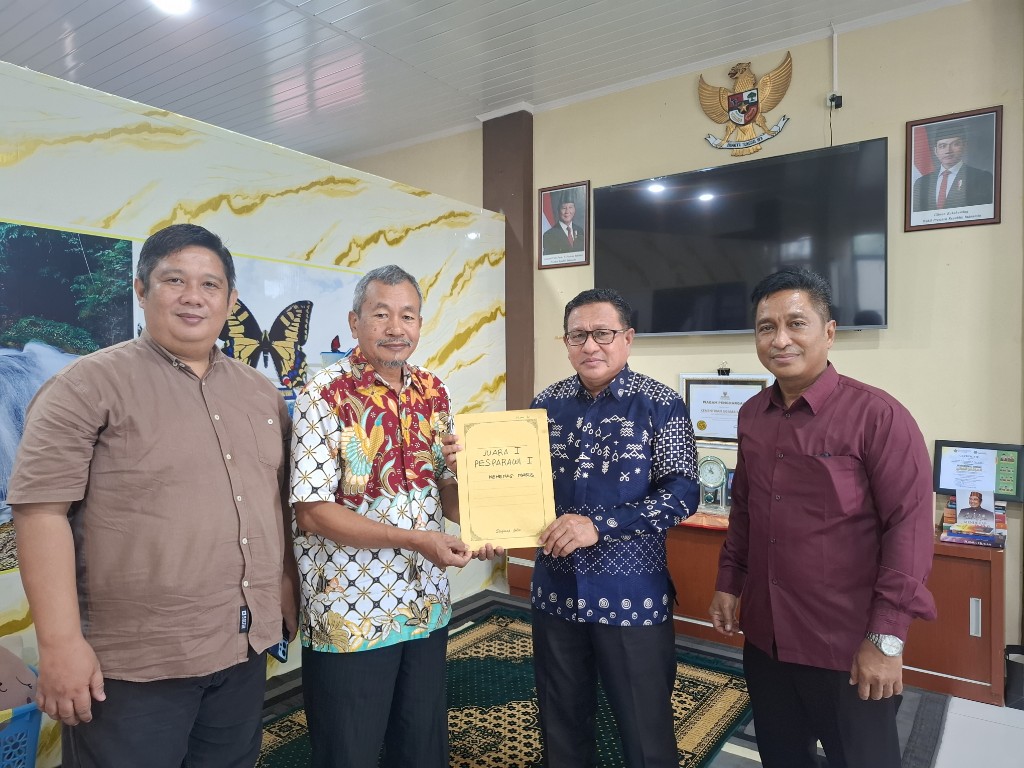 Kakankemenag Maros H. Muhammad (kaca mata) memberikan bantuan kepada duta Maros yang menjadi juara 1 Pesparani Sulsel 2025.