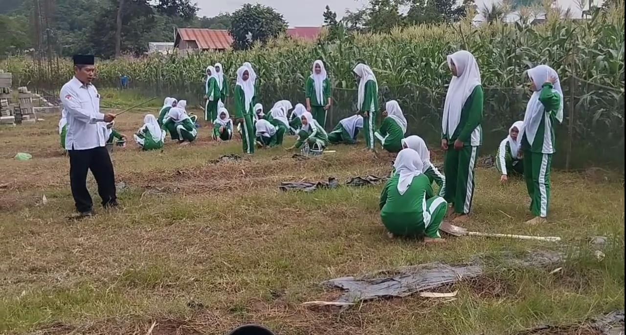 Kepala MTsN 32 Lamasi, Siswanto, S.Pd Wujudkan Madrasah Hijau