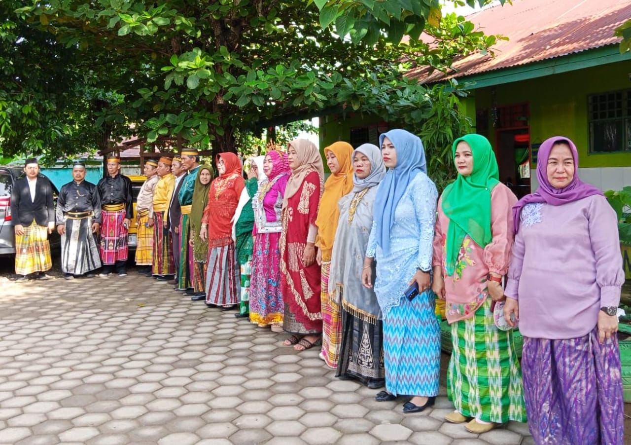 Para guru saat upacara HJG