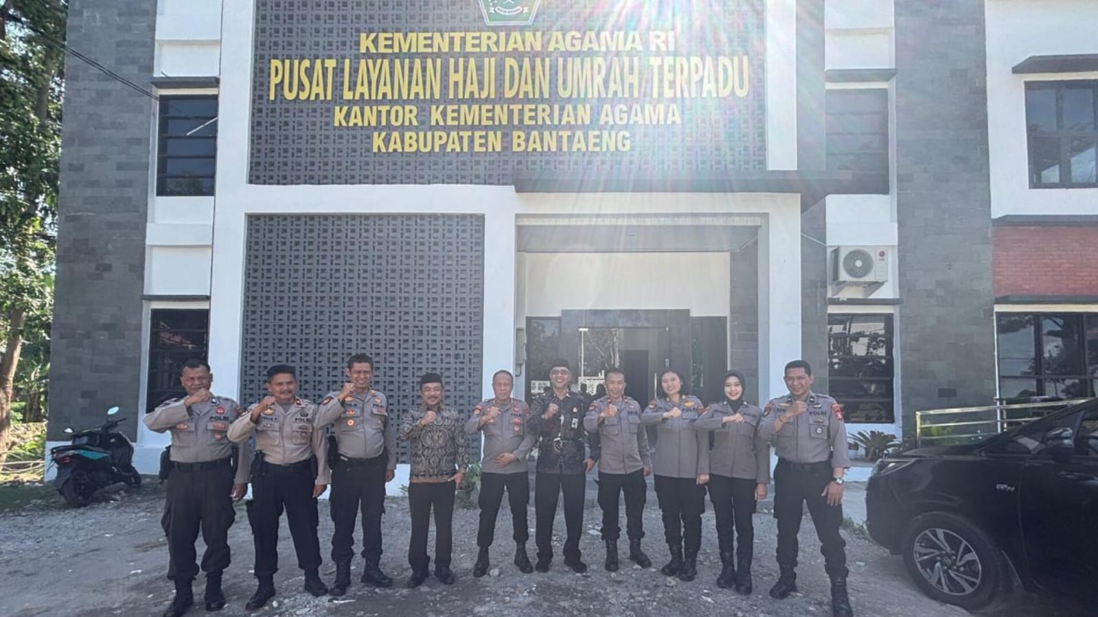 Kakan Kemenag Bantaeng, Kasi PHU Kemenag Bantaeng, dan Tim SISPAMOBVIT foto bersama di depan gedung PLHUT Bantaeng