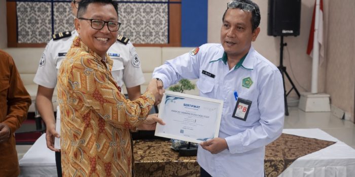 Kepala MTsN 1 Sinjai terima penghargaan dari KPPN