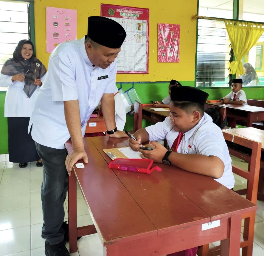 Kepala Kantor Kementerian Agama Kabupaten Bone, Dr. H. Abd.Rafik,M.pd, melakukan kunjungan langsung ke Madrasah Ibtidaiyah Negeri (MIN) 3 Bone