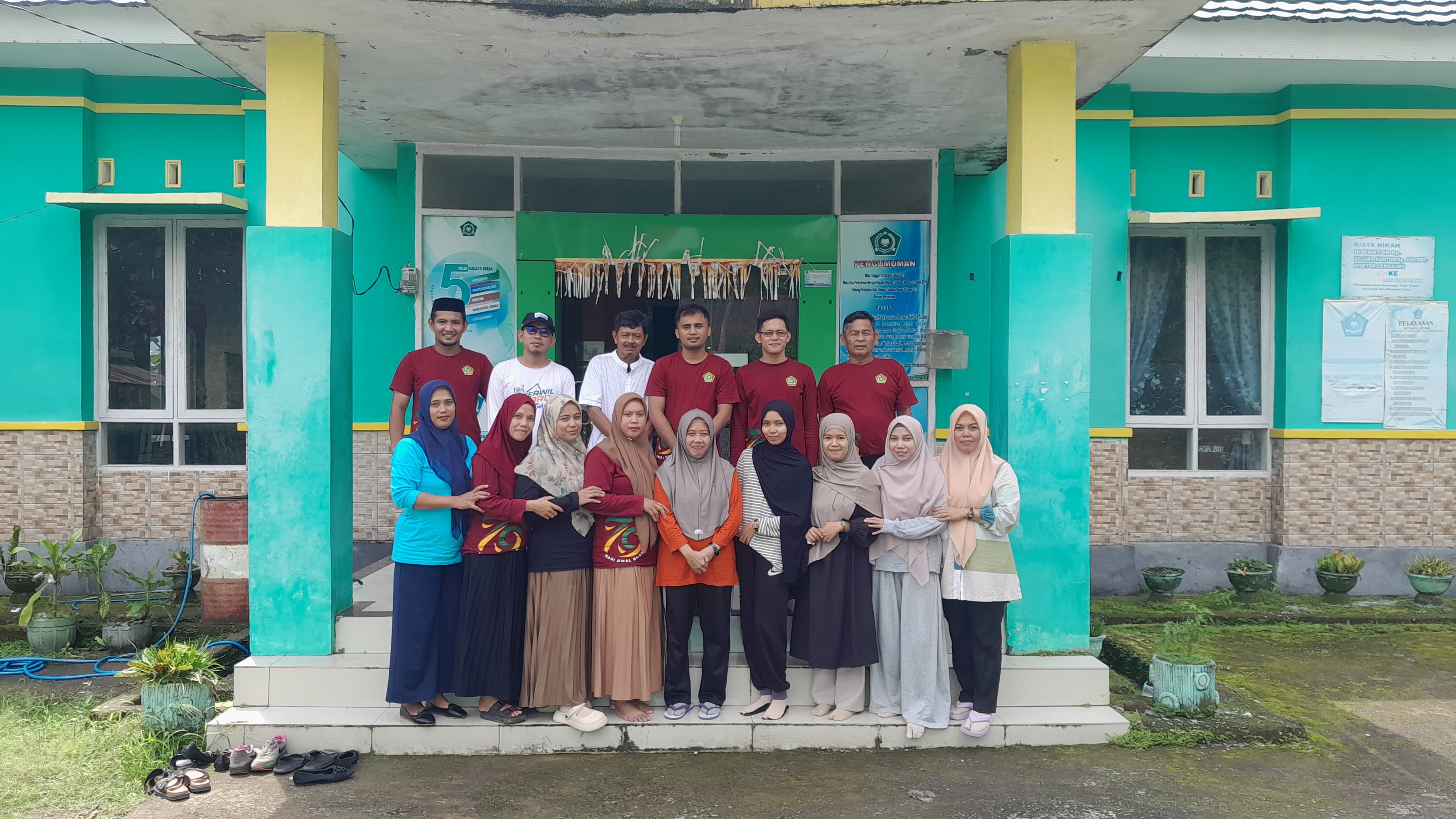 Foto bersama Personil KUA Ponre dengan CPNS Penyuluh agama