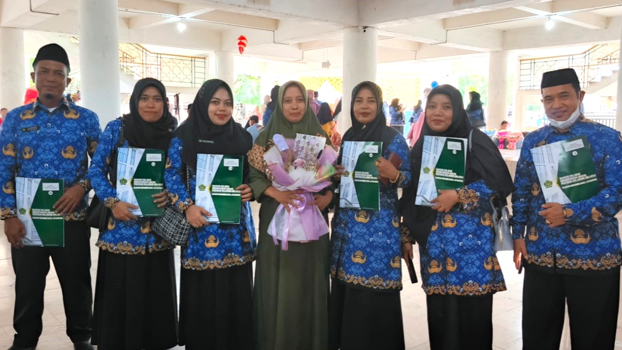 Empat orang guru dan tenaga kependidikan MIN 1 Bulukumba resmi terima SK PPPK