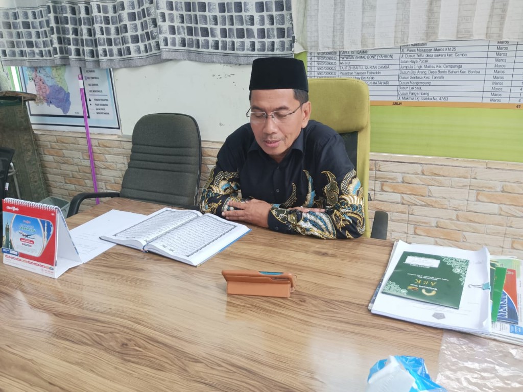 Kasi PD Pontren H. Muhammad Sunusi, saat memimpin Yasinan dan doa untuk almarhum H. Abd. Wakhid Thahir (foto: Fatwa)
