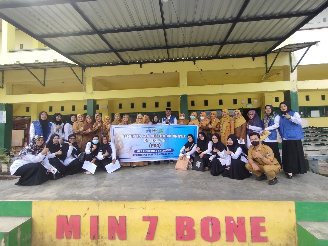 Kepala Madrasah bersama petugas UPT Puskesmas Watampone dan Petugas UKS/M MIN 7 Bone sebelum pelaksanaan kegiatan PKG di kelas