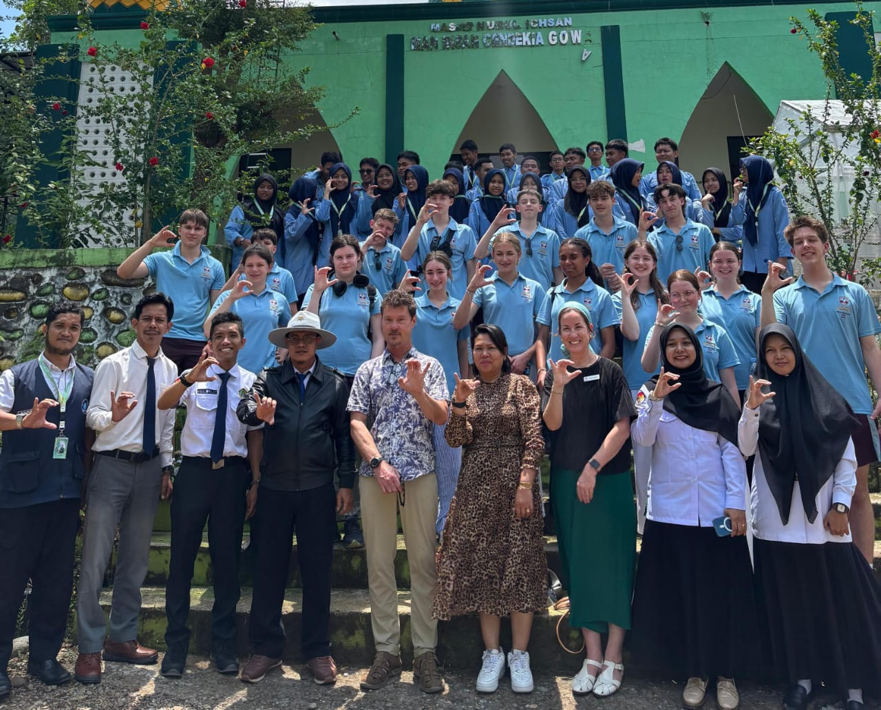 Foto bersama di halaman madrasah