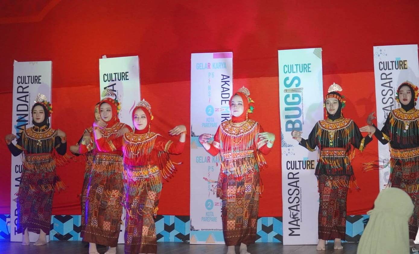 Tarian Etnik Toraja pada Pensi Akademik MAN 2 Kota Parepare