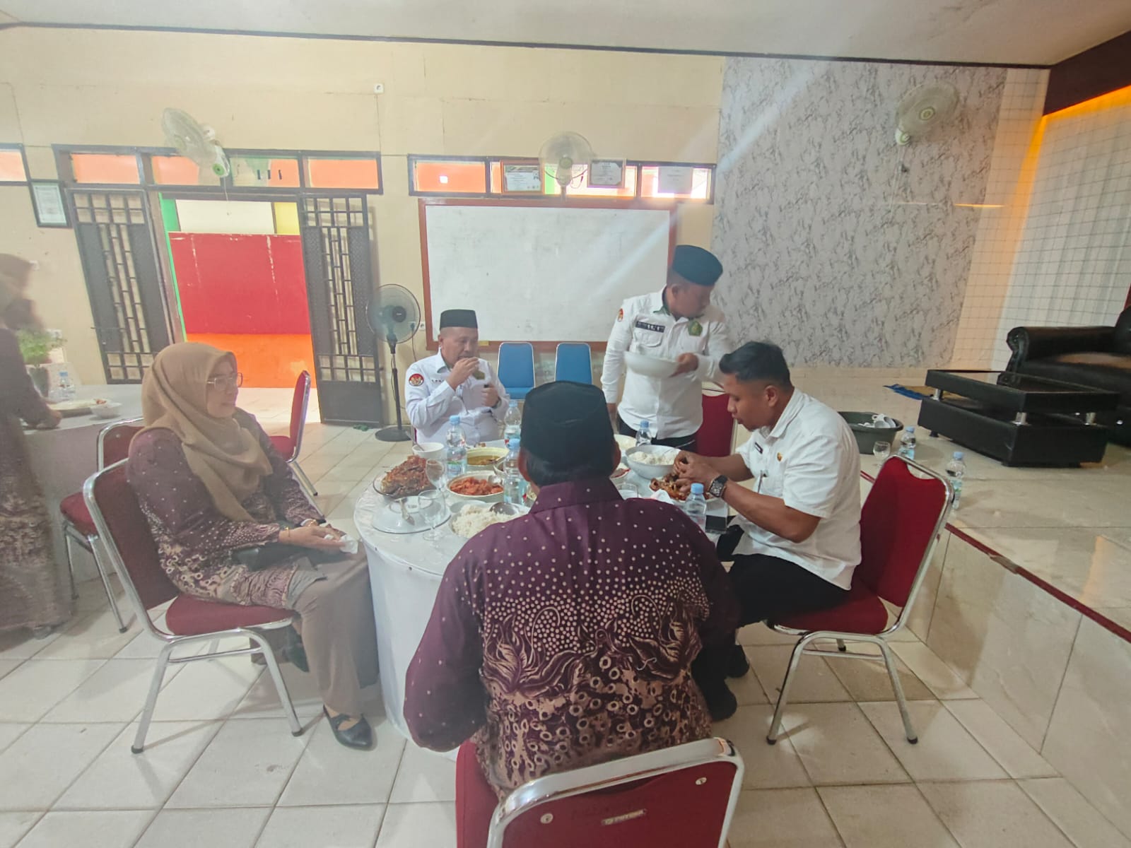 Ketua Dharma Wanita Persatuan (DWP) MTsN 2 Bone, Rahmatang, turut membersamai dan memberikan dukungan penuh dalam acara pisah tamat siswa kelas IX MTsN 2 Bone