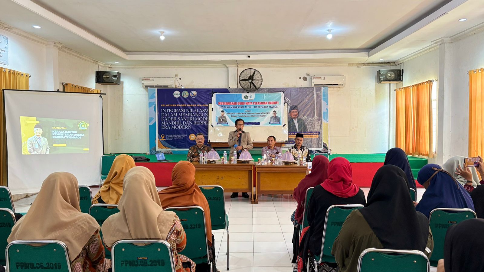 Kakankemenag Maros H. Nur Halik, di forum MGMP. (Vicha)