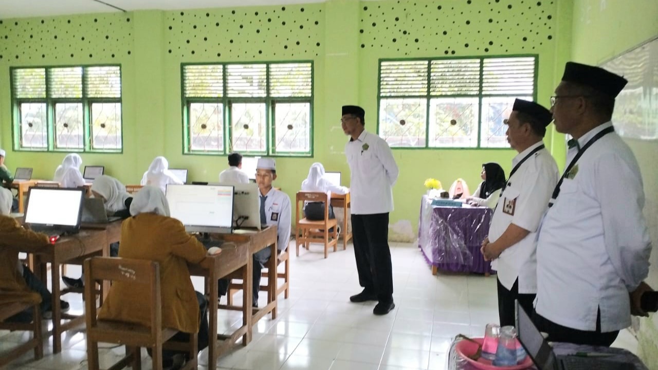 Tinjau Langsung Pelaksanaan Hari Pertama OMI 2025 Tingkat Bantaeng, Kakan Kemenag Bantaeng Beri Semangat pada Selasa, 9 September 2025 (Foto: OMI Bantaeng)