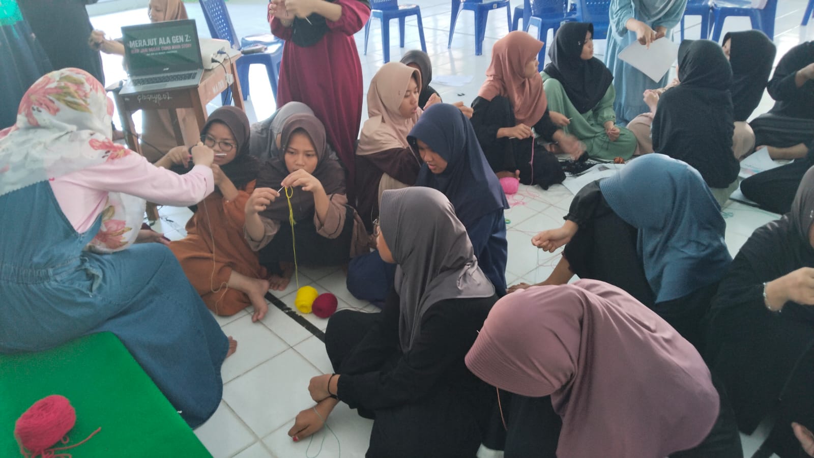 Siswa MA DDI Lil Banat Belajar Merajut