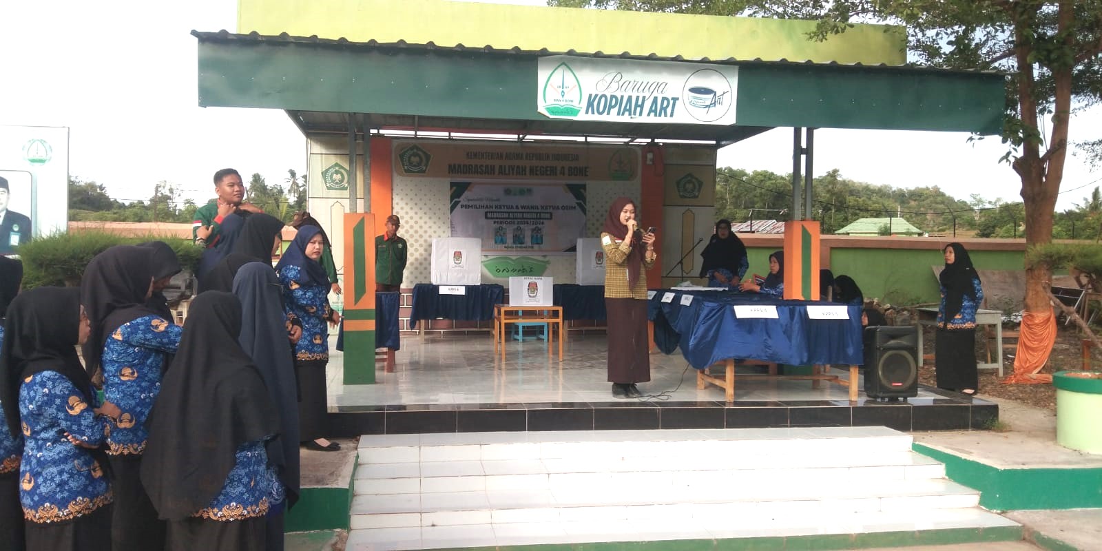 Pendidik dan tenaga Kependidikan MAN 4 Bone menghadiri penyampaian Visi dan Misi Calon Ketua dan Wakil Ketua OSIM MAN 4 Bone