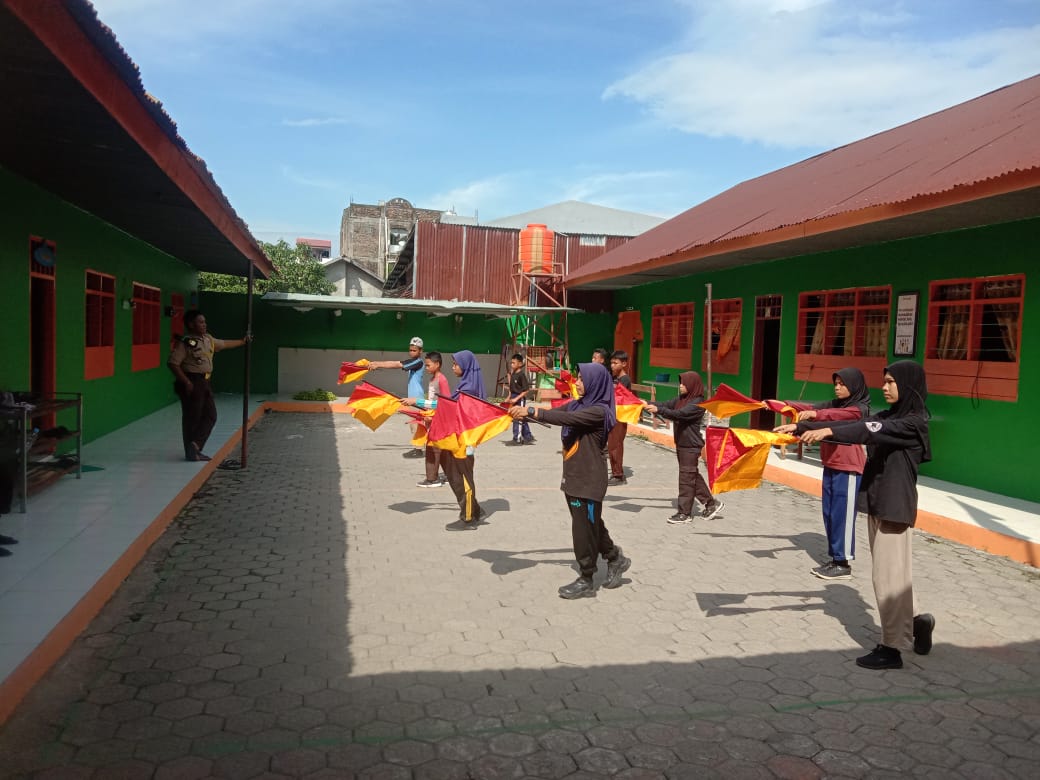 Ekskul Pramuka MTs Ma’Arif Pinrang Latihan Parade Semaphore