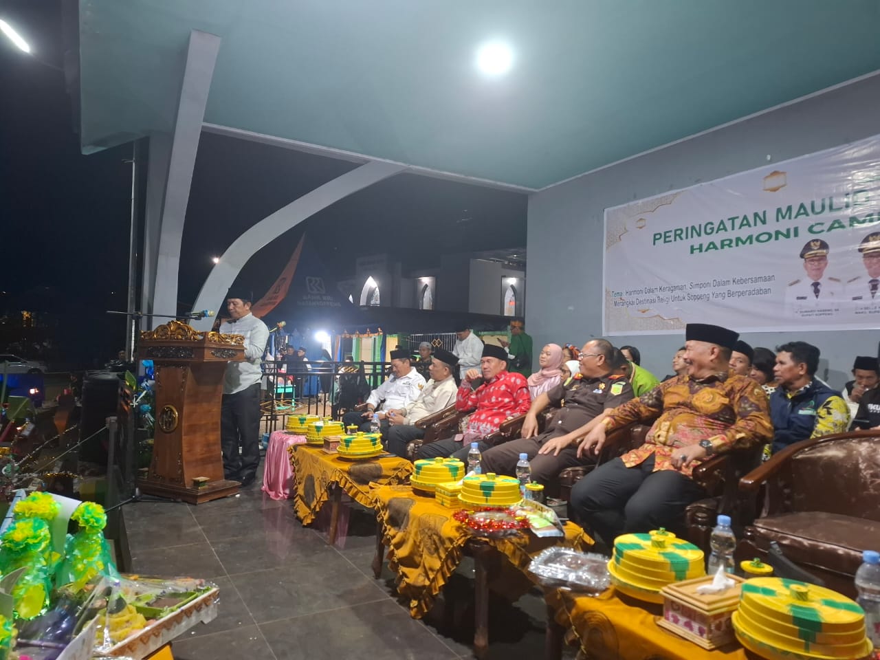 Suasana khidmat Peringatan Maulid Nabi dan Harmoni Camp di Jolle, Soppeng, yang dihadiri pejabat lintas agama dan unsur Forkopimda.