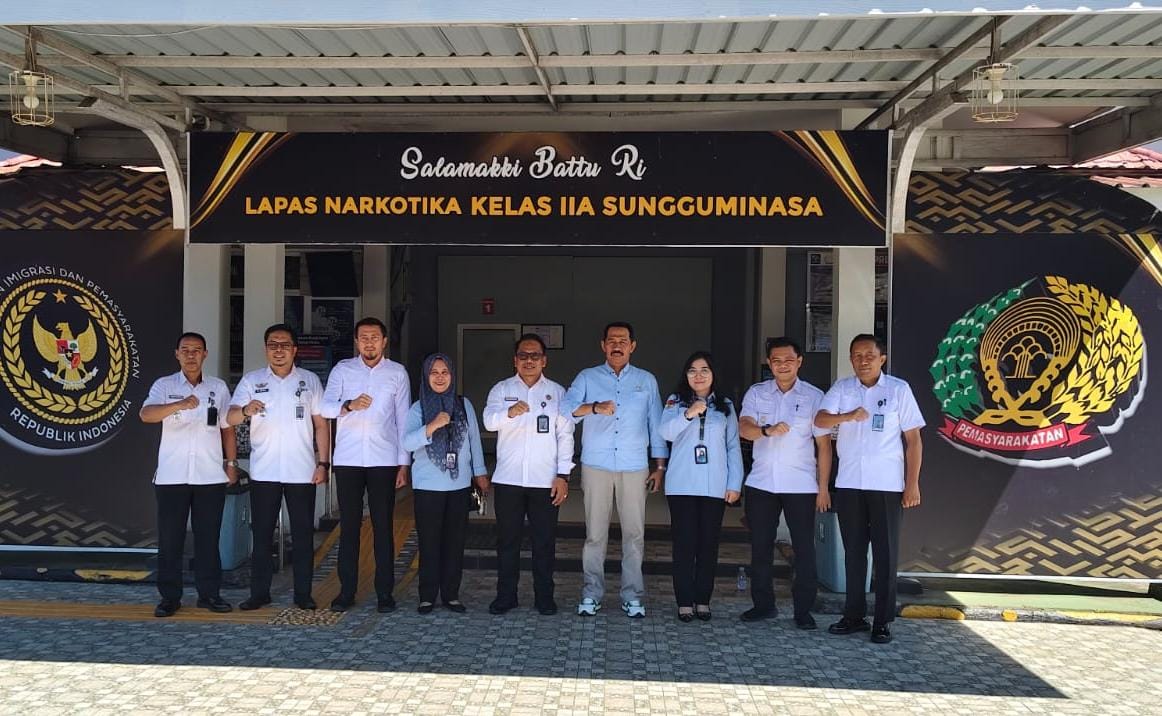 Foto bersama di halaman Lapas