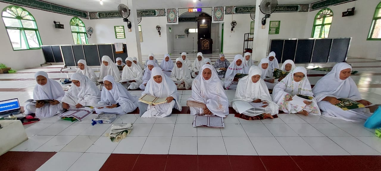 majelis taklim mengikuti program khataman Al-Qur'an