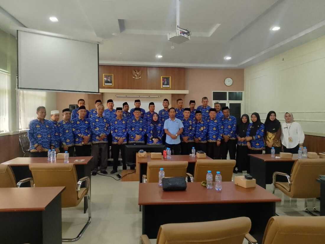 foto bersama dengan Kepala dinas pertahanan