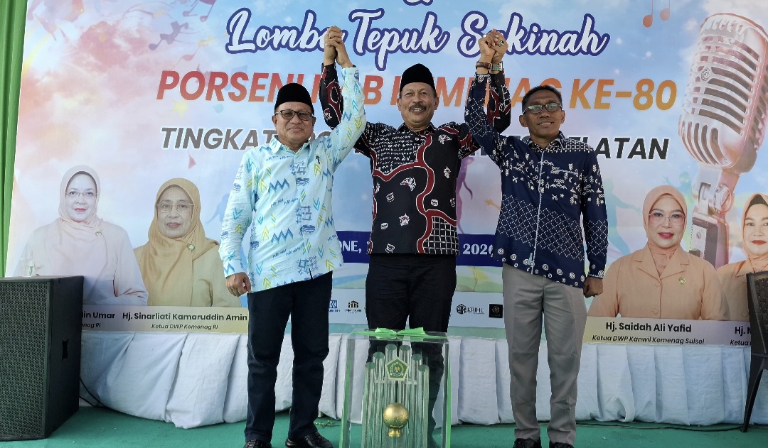 Kakanwil Kemenag Provinsi Sul-sel H.Ali Yafid bersama Kakankemenag Kota Makassar H.Muhammad dan Kakaknkemenag kabupaten Enrekang saat menerima piala bergilir Menteri Agama
