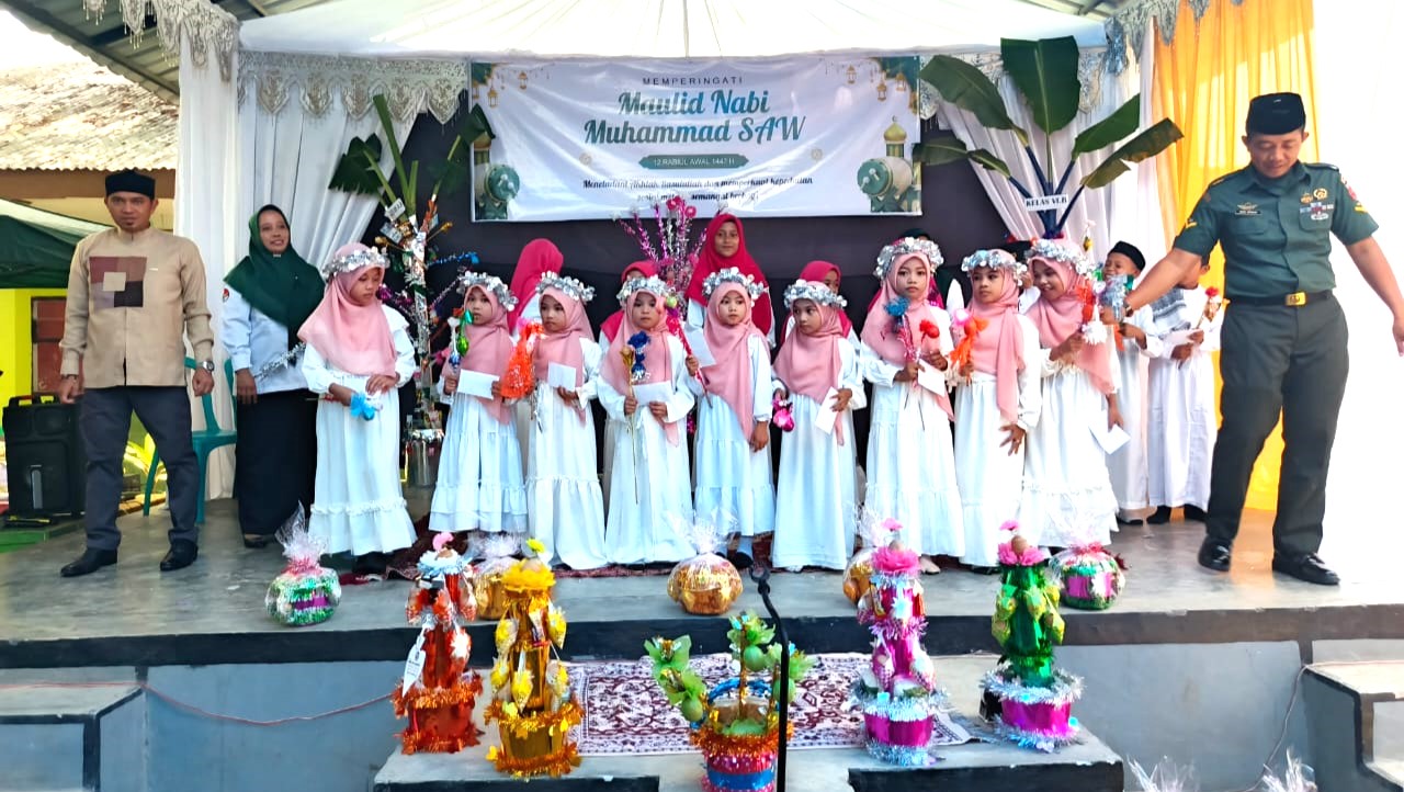 Foto bersama Usai Penyerahan Apresiasi kepada peserta didik sebagai pelaksana Maulid