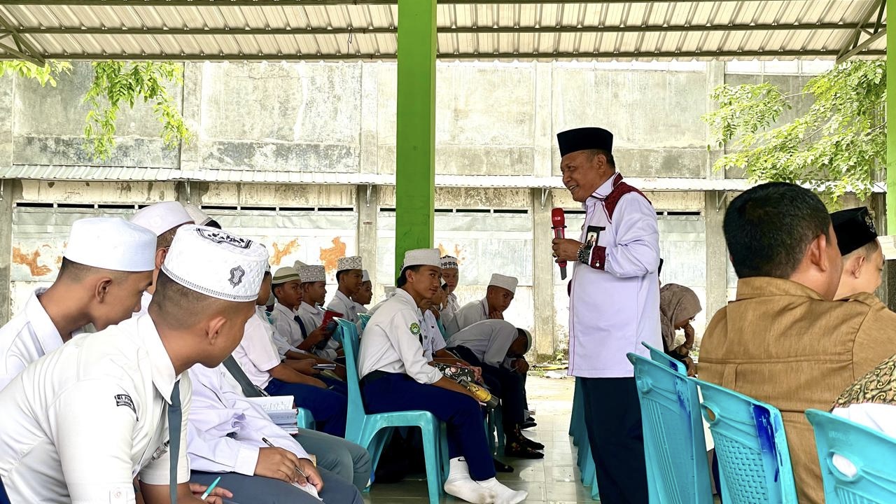 Mengapa Santri Perlu Moderasi Beragama? Ini Penjelasan H. Misbah di LDK DDI Mattoanging pada Senin, 12 Januari 2026 (Foto: Humas Kemenag Bantaeng)