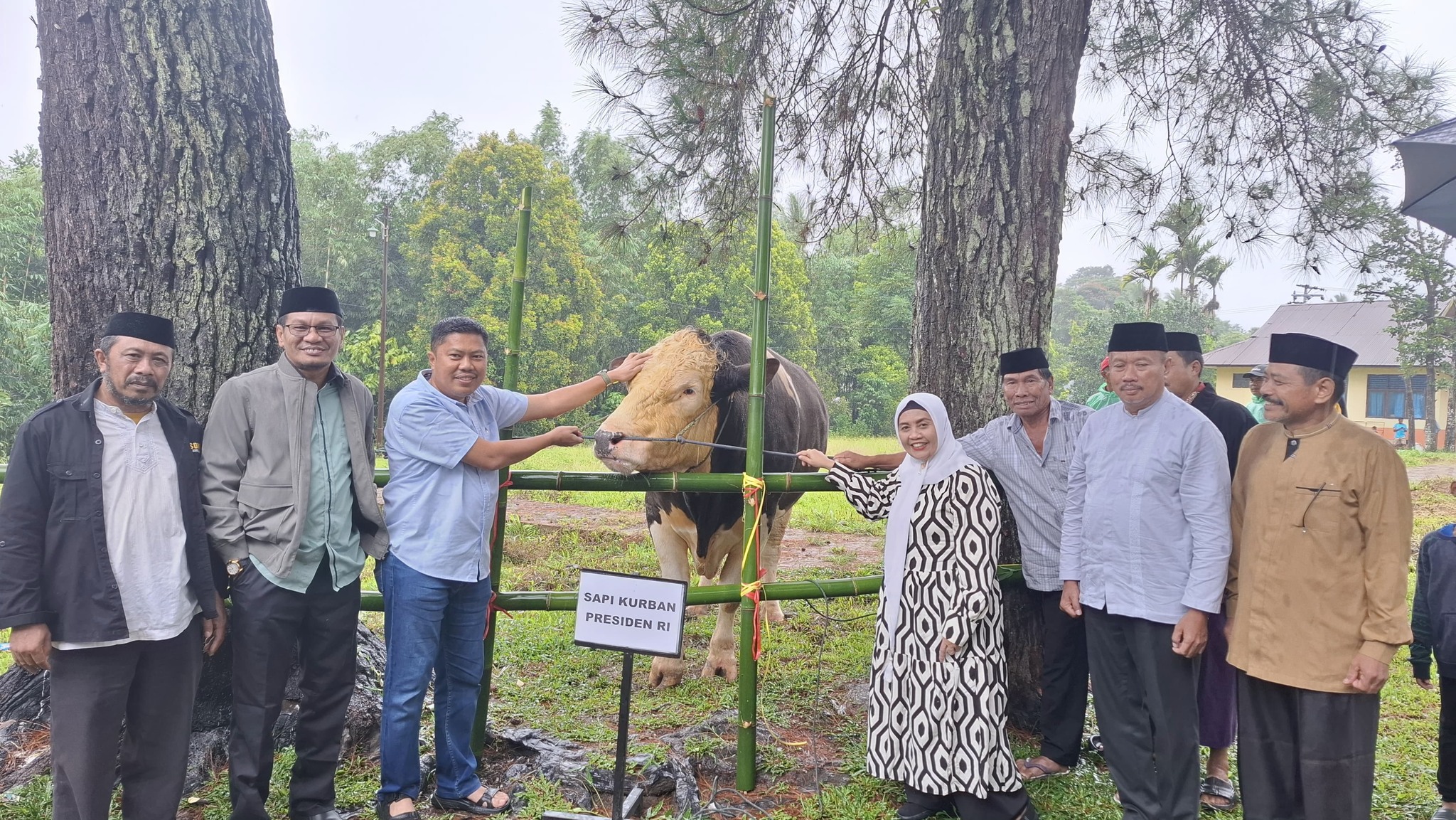 Kepala Kemenag Sinjai saat bersama bupati jelang prosesi penyembelihan Hewan Qurban Presiden Republik Indonesia di Kab. Sinjai