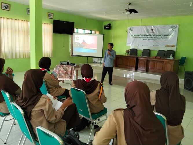Santri MA Al Badar Ikuti Workshop Psikologi Penjurusan