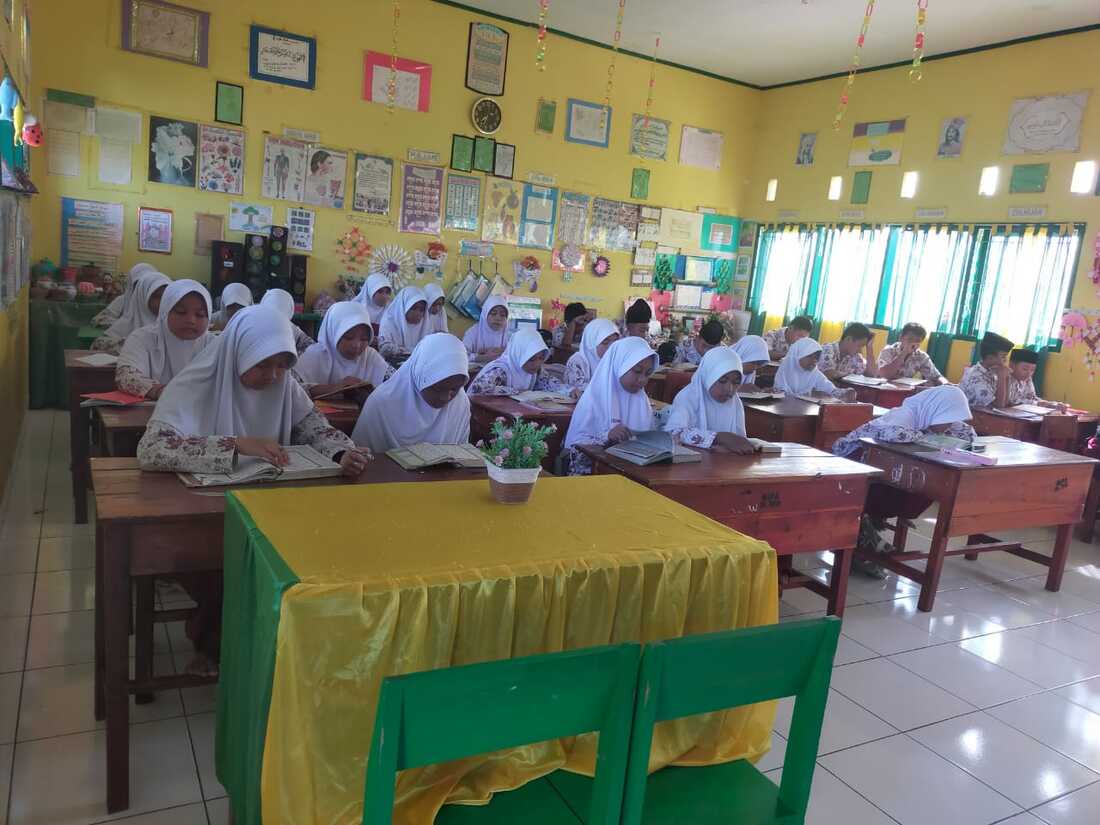 Peserta Didik Kelas VI A melaksanakan kegiatan tadarrus sebelum memulai proses pembelajaran