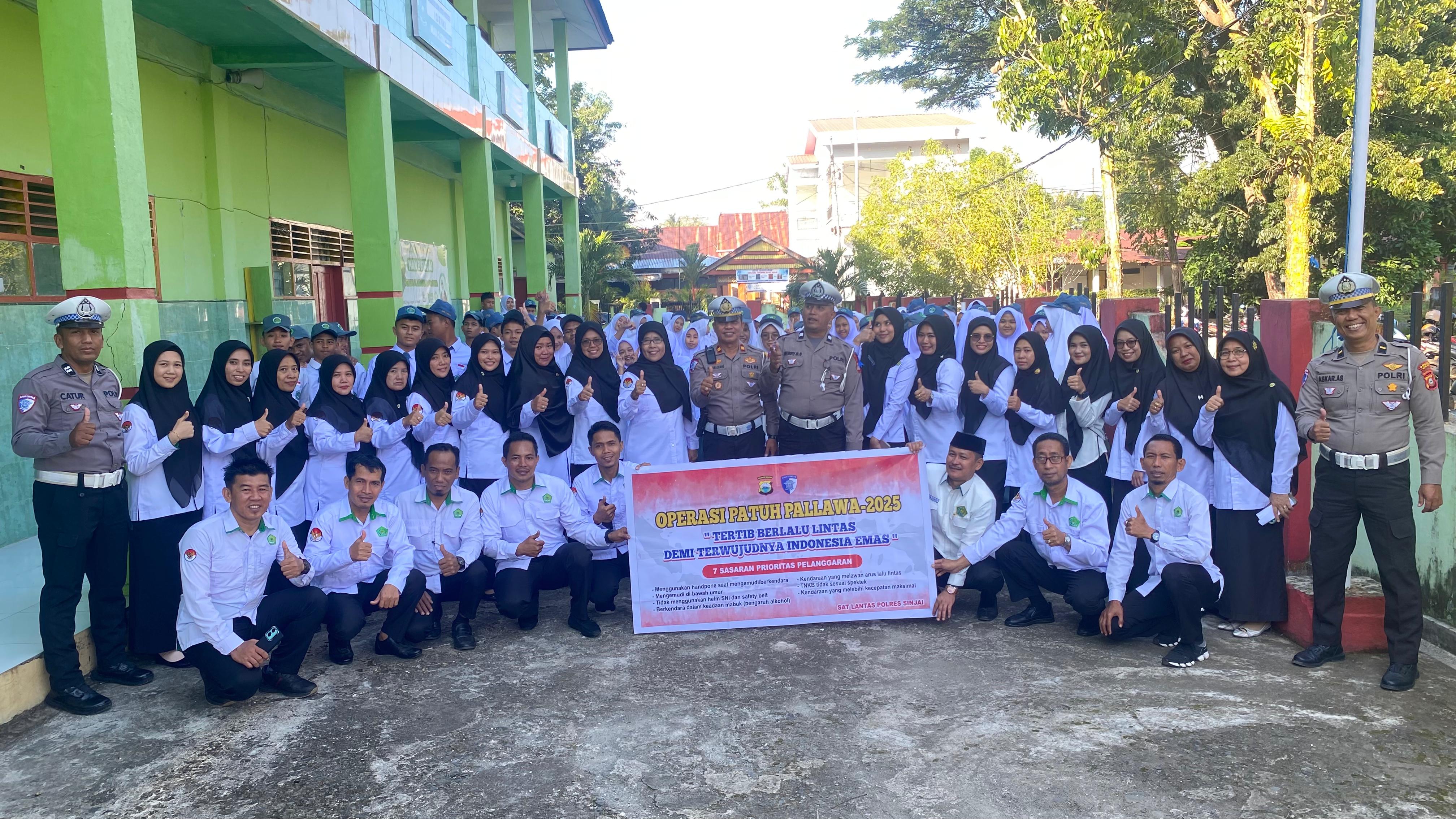 Guru MAN 2 bersama Tim dari Polres Sinjai