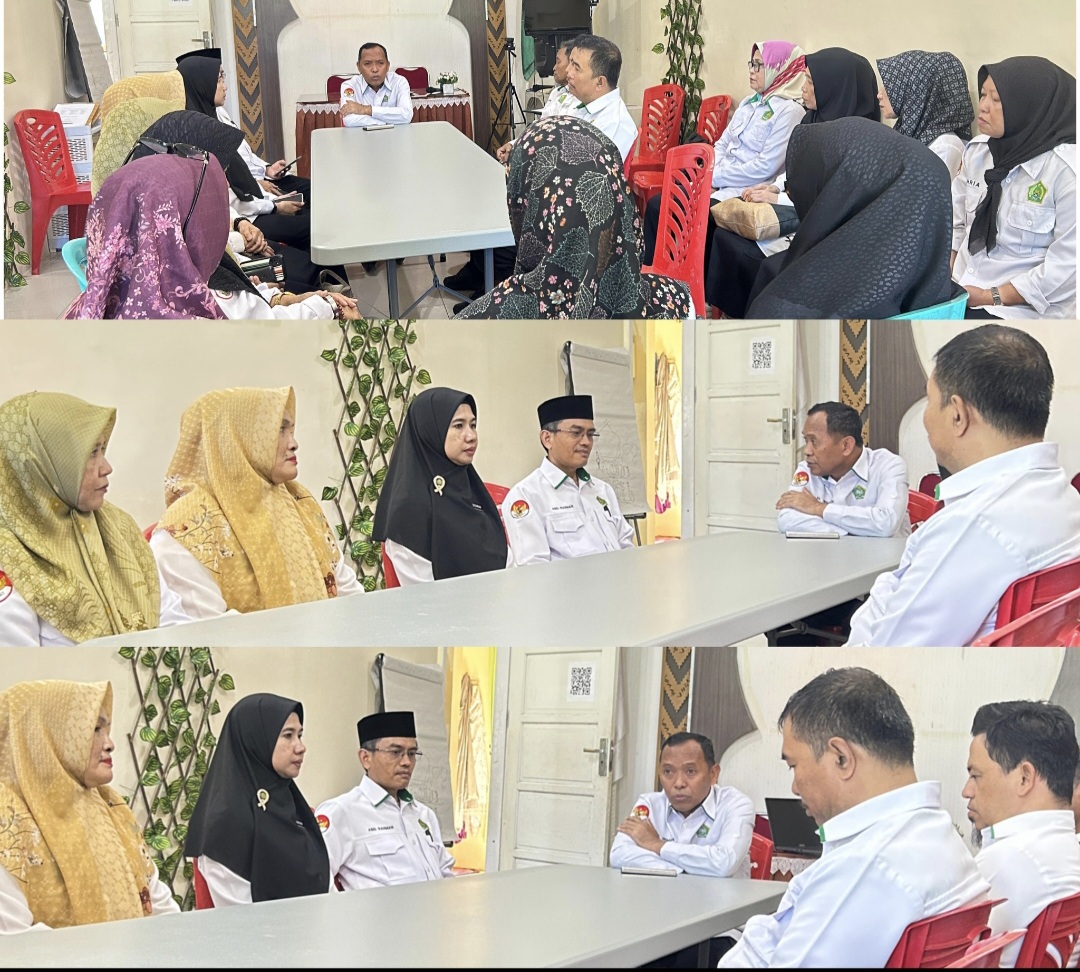 Kakankemenag Kota Makassar H.Irman saat meberikan arahan di KuA Biringkanaya