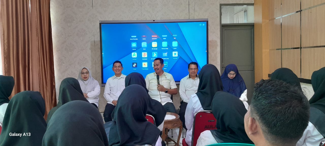 Plh. Kakankemenag saat menyambut CPNS