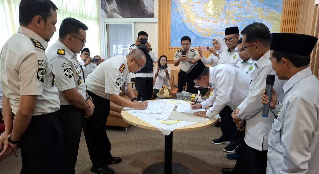 penandatanganan PKS Kepala Kantor Kemenag Kota Makassar, H. Muhammad, dan Kepala Rutan Kelas I Makassar, Jayadi Kusuma, disaksikan para pejabat dari kedua instansi.