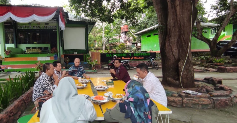 Kepala MAN 1 Soppeng bersama para ketua TIM di Bidang Penmad