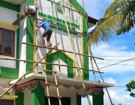 Para pekerja lakukan pengecatan gedung