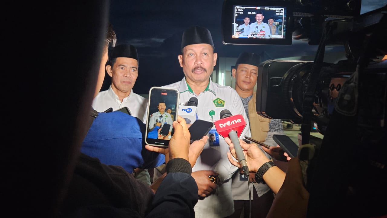Kakanwil Kemenag Sulsel H. Ali Yafid saat konfrensi Pers usai Rukyatul Hilal di Makassar