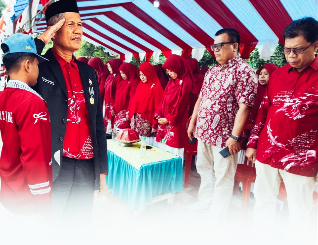 Kepala MAN 2 Bone, H. Muslimin, pimpin jalannya Upacara Peringatan Hari Kemeredekaan Republik Indonesia Ke- 80 Tahun, di lapangan madrasah, Ahad, 17 Agustus 2025.