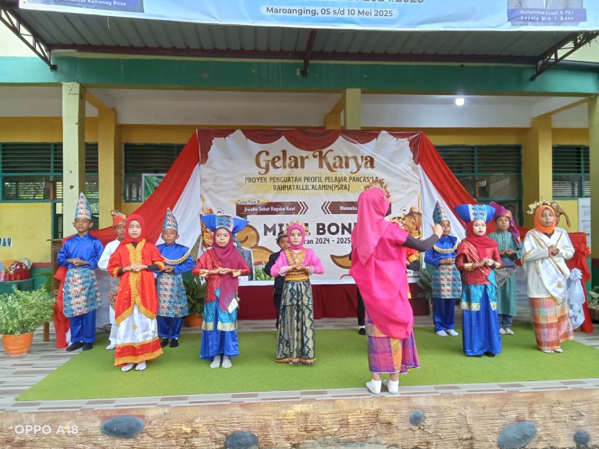 Peserta didik MIN 1 Bone menampilkan tarian daerah dalam gelar P5RA