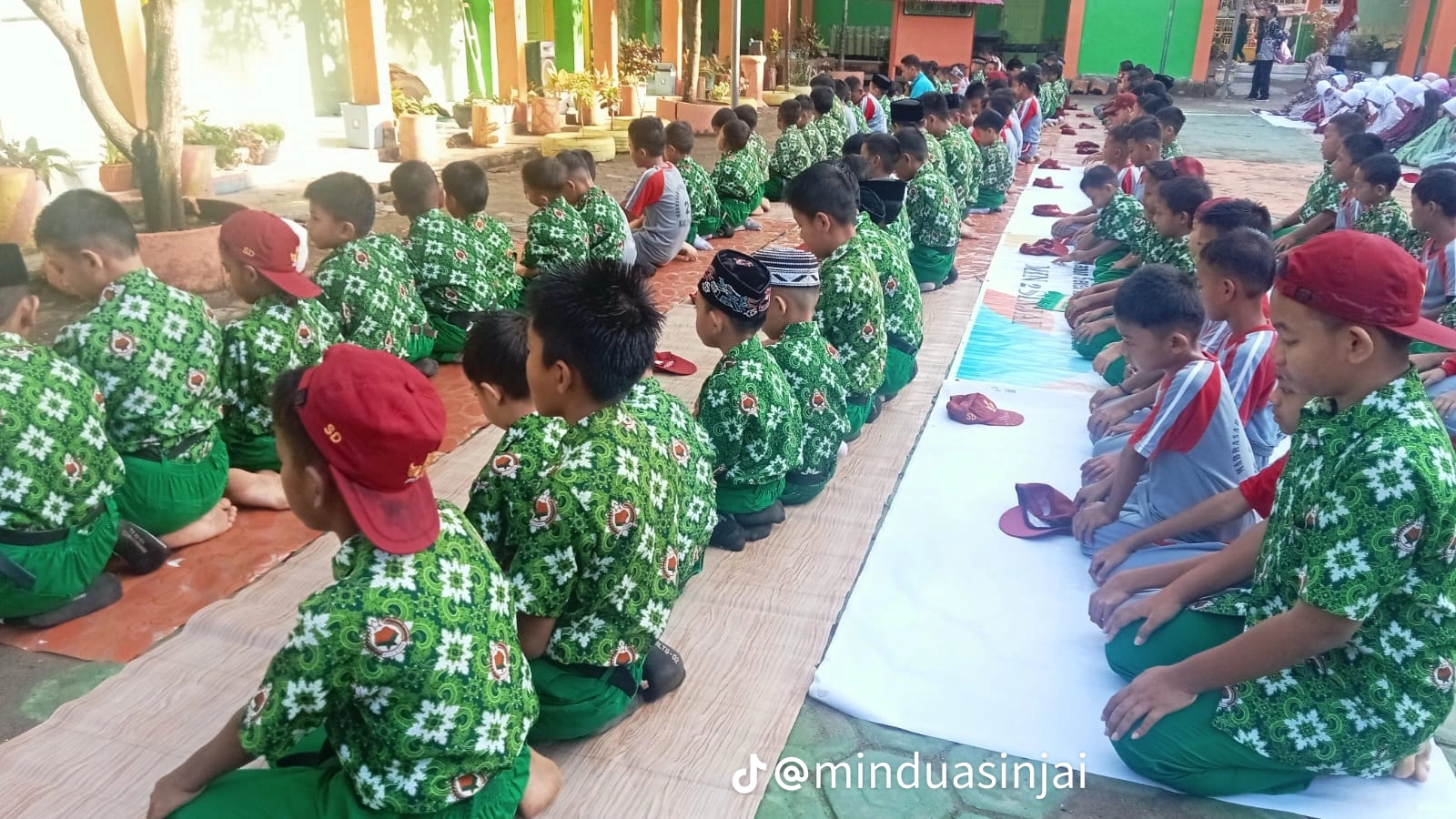 Usai Shalat Dhuha Berjamaah, Pendidik dan Peserta Didik MIN 2 Sinjai Lantunkan Doa Bersama