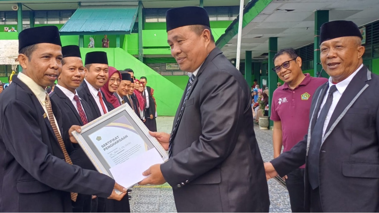 MTsN 1 Bone Berikan Penghargaan kepada 16 Tenaga Pendidik Inspiratif dan Inovatif